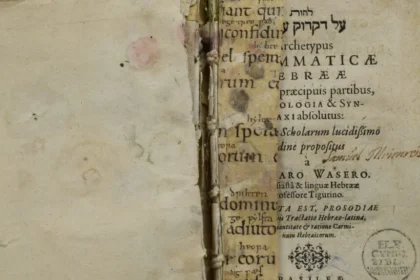 Caspar Waser, Archetypus Grammaticæ Hebrææ Duabus præcipius partibus, Etymologia & Syntaxi absolutus, Basileæ, 1600 (C. Norwid Library, Elbląg, SD. XVI.1480); title page with Samuel Meienreis’s signature and the front endleaf guard from the ‘N’ Psalter. Photo by Dr Dorota Jutrzenka-Supryn.