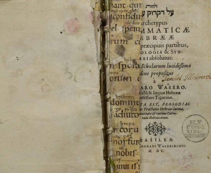 Caspar Waser, Archetypus Grammaticæ Hebrææ Duabus præcipius partibus, Etymologia & Syntaxi absolutus, Basileæ, 1600 (C. Norwid Library, Elbląg, SD. XVI.1480); title page with Samuel Meienreis’s signature and the front endleaf guard from the ‘N’ Psalter. Photo by Dr Dorota Jutrzenka-Supryn.