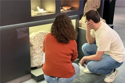 Team members Andrés Rea and Dr. Lorena Pérez Yarza at the epigraphic exhibition in Aachen.