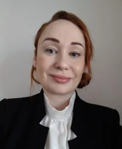 Na zdjęciu kobieta, naukowczyni z UW, dr hab. Kamila Kamińska Chełminiak