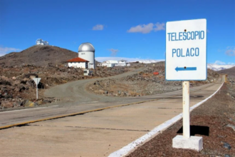 Where do the Polish astronomers work? The signpost points the way. The Optical Gravitational Lensing Experiment (OGLE), a project led by the University of Warsaw, uses a telescope at Las Campanas Observatory in Chile. Photo: Ewa Zegler-Poleska