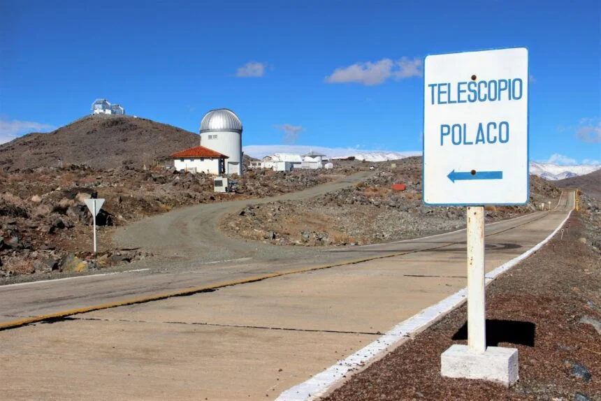 Where do the Polish astronomers work? The signpost points the way. The Optical Gravitational Lensing Experiment (OGLE), a project led by the University of Warsaw, uses a telescope at Las Campanas Observatory in Chile. Photo: Ewa Zegler-Poleska