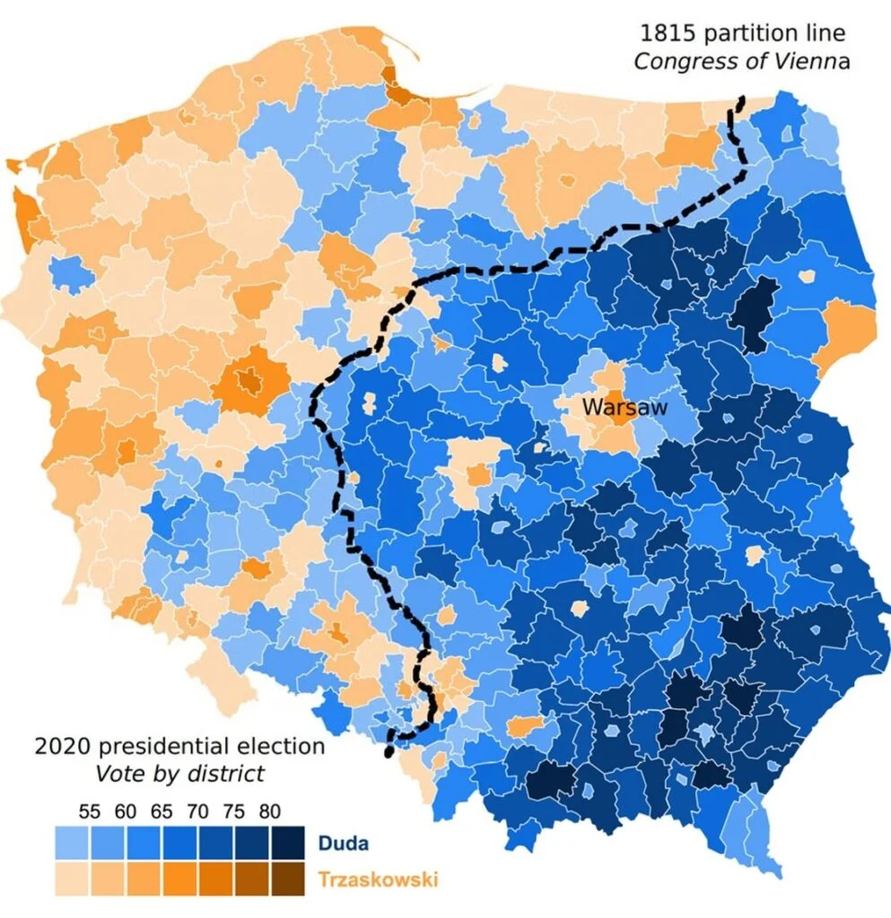 Map of election results by county – 2020 presidential election in Poland. Blue: Andrzej Duda; orange: Rafał Trzaskowski. Source: National Electoral Commission. The black dotted line marks the Prussian border as of 1890, largely unchanged between 1815 and 1914.