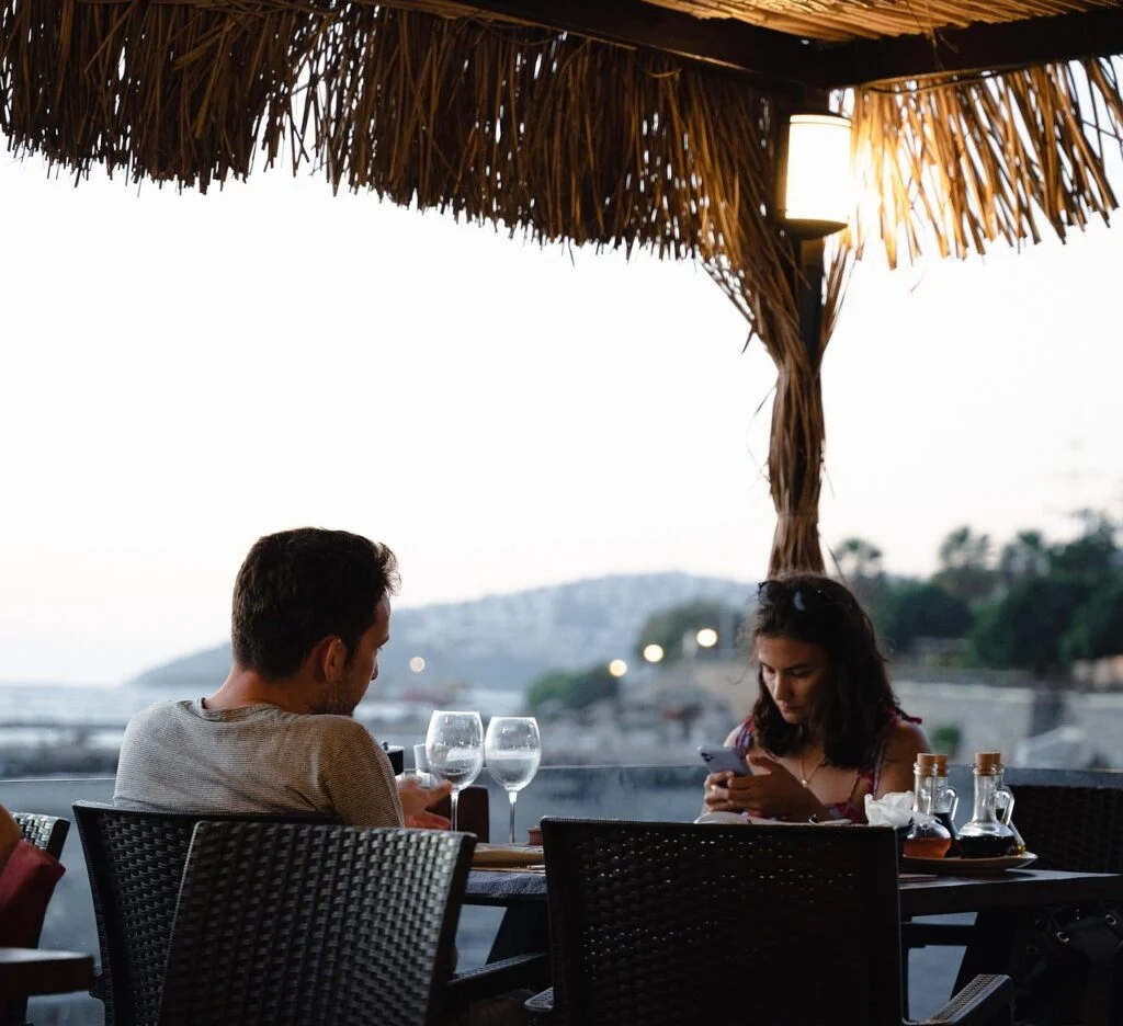 A smartphone can sometimes be more important than relaxing on vacation. The fear of missing out on information takes precedence. P
