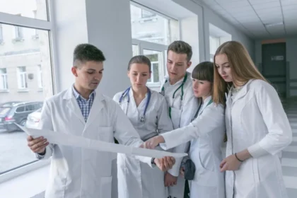 For final-year medical students, emigration is becoming an increasingly less attractive option each year. Still, their decisions will likely depend on how they evaluate the Polish healthcare system once they’ve experienced it as full-time employees.