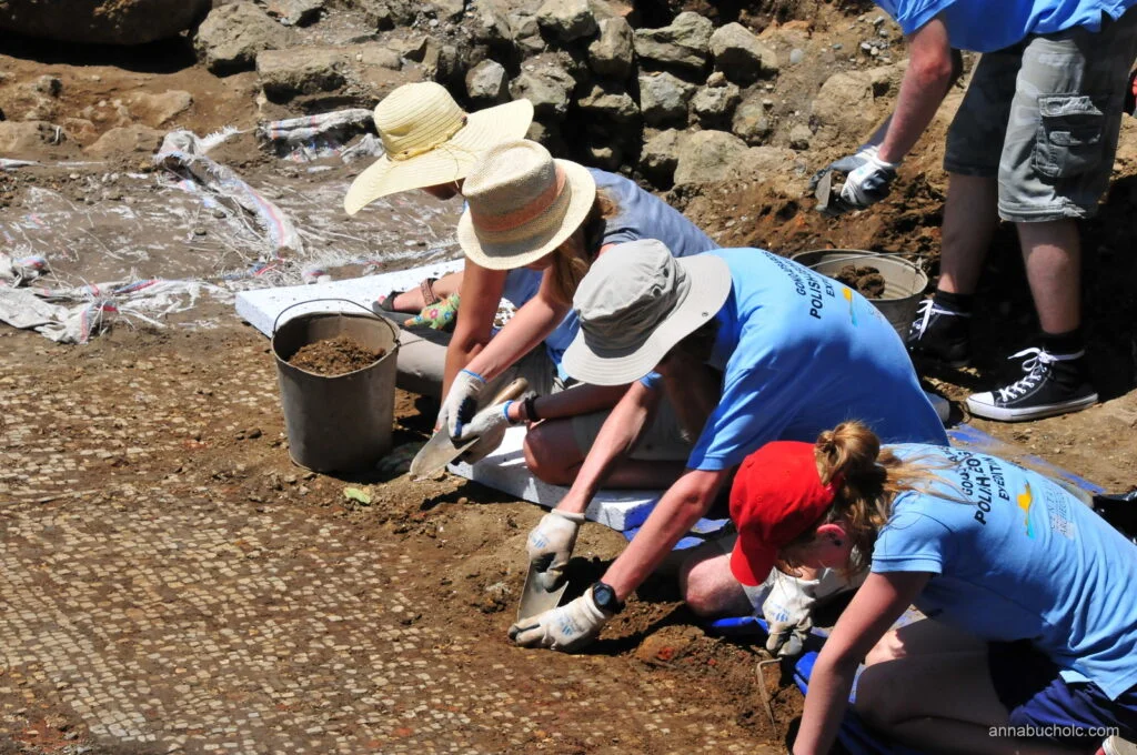 Uncovering a floor mosaic in the garrison commander’s house.