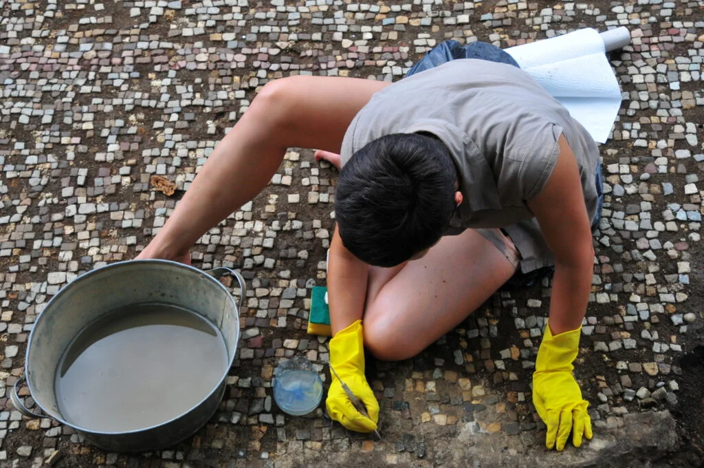 Uncovering a floor mosaic in the garrison commander’s house.