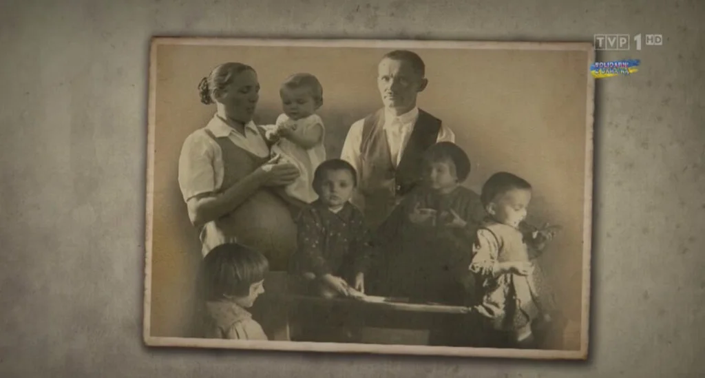 An example of a news image published without source attribution is an archival photograph of the Ulma family from the Podkarpacie region. Source: D. Szmagliński, “Wiadomości,” TVP, March 24, 2023, at 7:54:09 p.m.