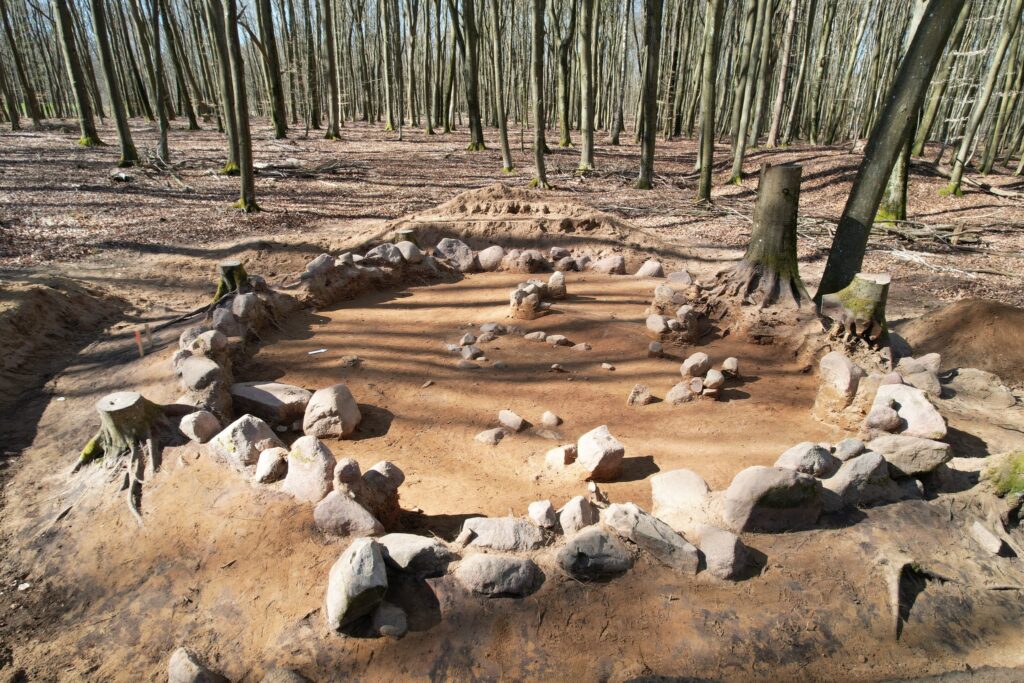 A circular burial mound (K3) with visible stone grave enclosures.