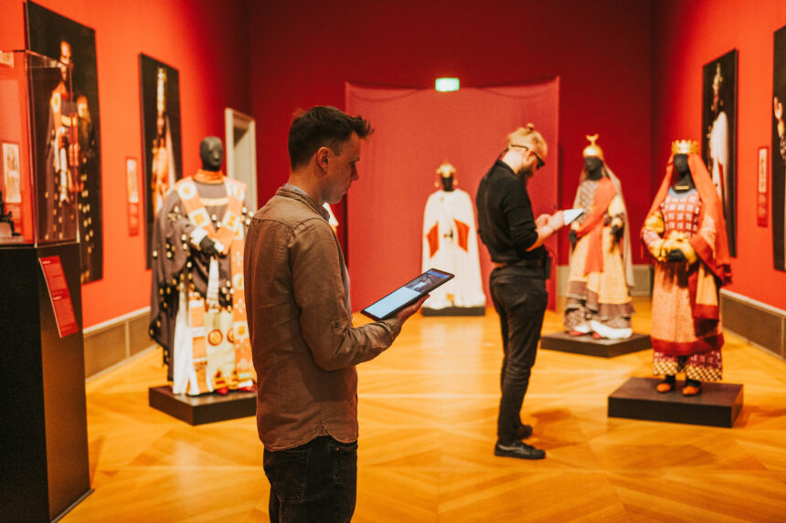 Eye-tracking research at an exhibition of medieval Nubian garments at the Bode-Museum in Berlin.