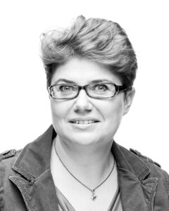 adiunktka w Katedrze Informatologii na Wydziale Dziennikarstwa, Informacji i Bibliologii, członkini stowarzyszenia Laboratoire GERiiCO – grupy badawczej nauk o informacji i komunikacji na Uniwersytecie w Lille (Francja), Pełnomocniczka Dyrektora BUW ds. edukacji informacyjnej i komunikacji naukowej. Należy do IFLA (Międzynarodowa Federacja Stowarzyszeń i Instytucji Bibliotekarskich).