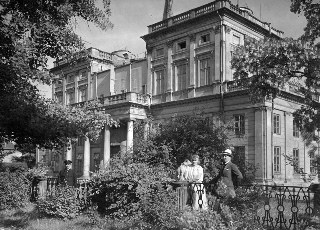 Obserwatorium_Astronomiczne_UW_i_dyrektor_1925