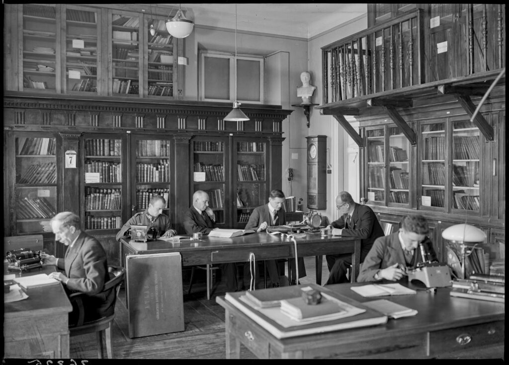 Pracownicy_Obserwatorium_Astronomicznego_UW_w_bibliotece