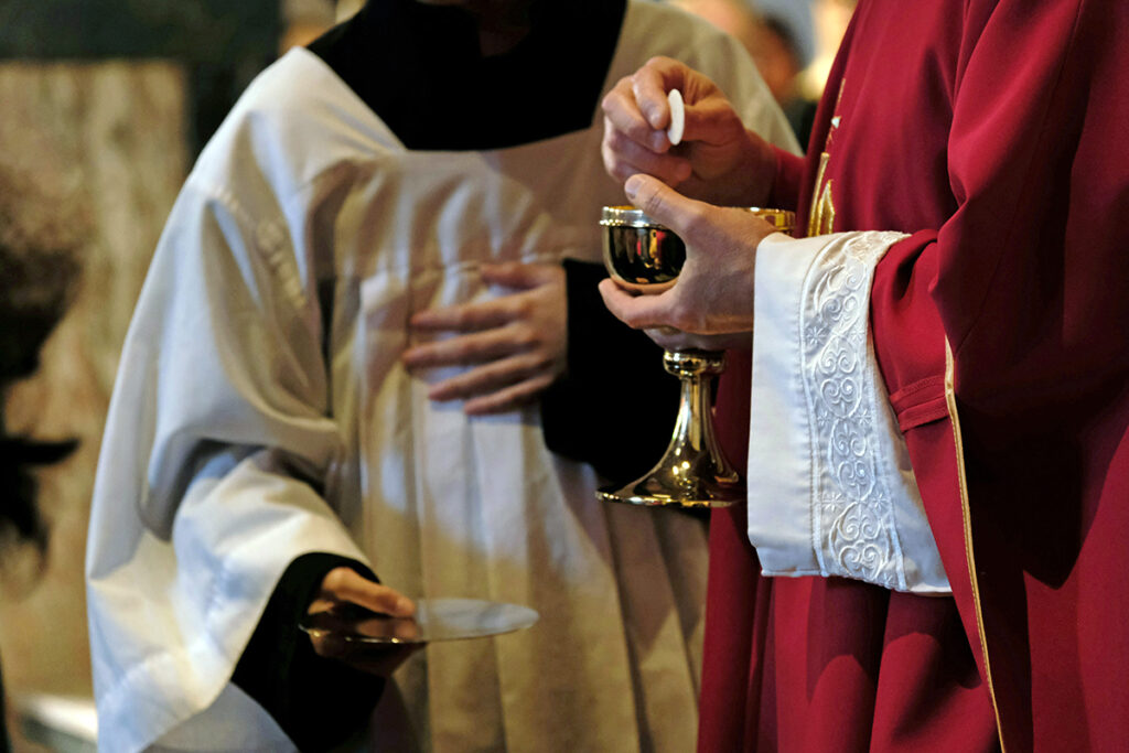 W obliczu kontrowersji. Jak Kościół przemilczał ...
