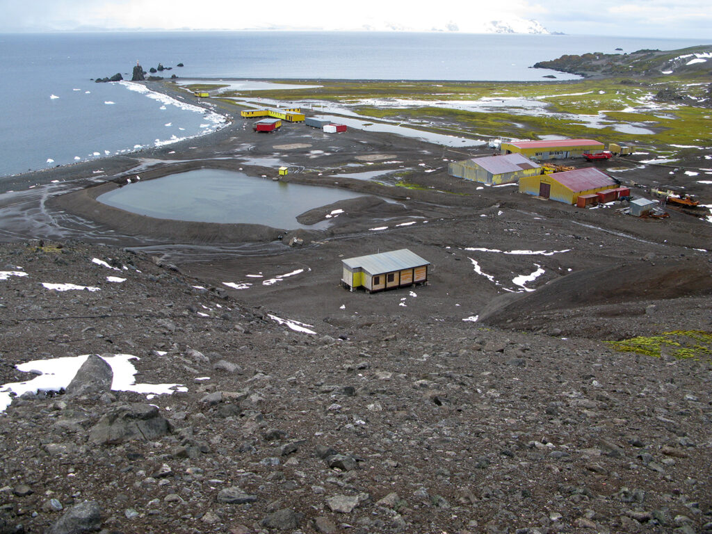 2_Stacja_latem_widok_z_Point_Thomas