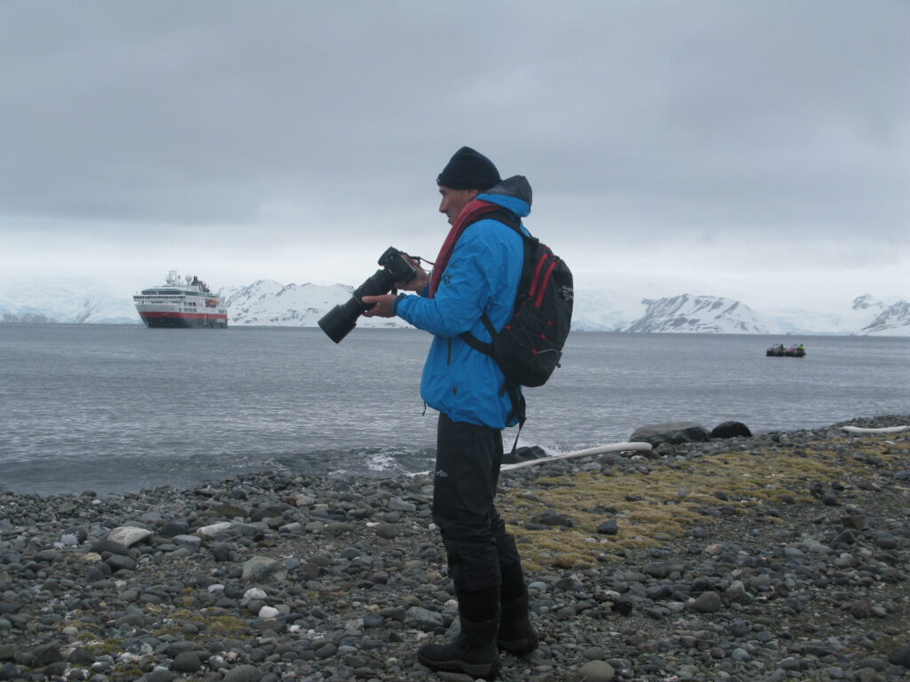 W ostatnich dziesięcioleciach w Antarktyce pojawia się coraz więcej ludzi. Są wśród nich naukowcy – na zdjęciu statek zaopatrujący brazylijską Stację Ferraz. Fot. Halina Galera