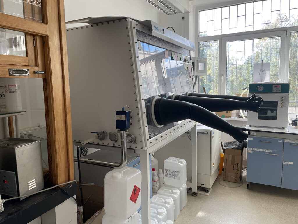 Stara technologia, nowa moc. Porowaty węgiel przewodzący kontra baterie litowo-jonowe