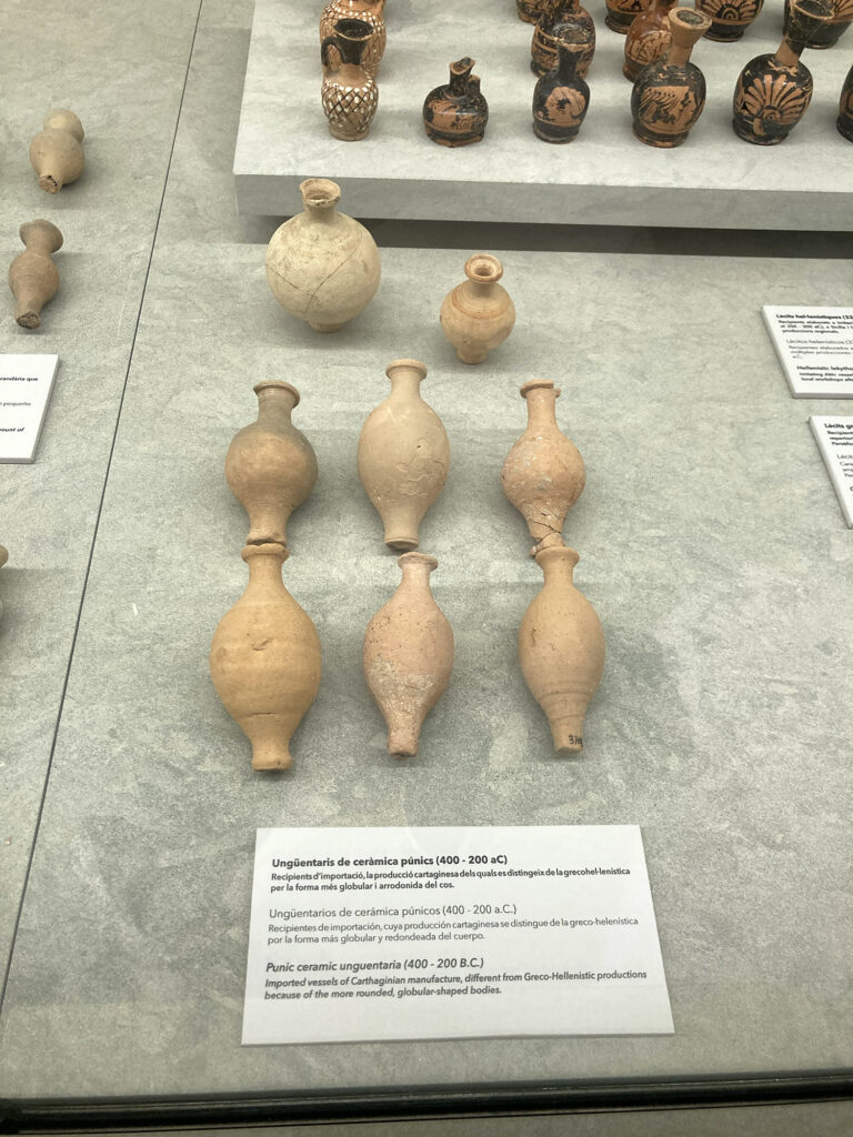 Unguentaria w gablotach