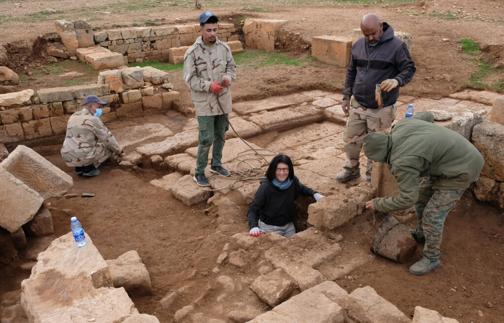 Archeolog-Magdalena-Socha-wchodzi-do-cysterny